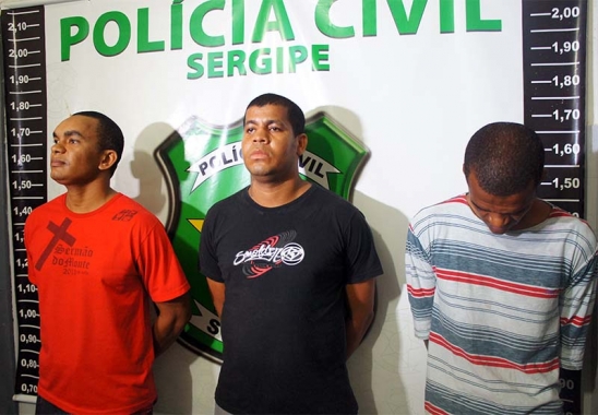 Jadson Melo Santos, 28, José Ivo dos Santos Silva, 31 e Carlos André dos Santos, 34, são acusados de assaltarem um posto de combustíveis. (Foto: SSP/SE)