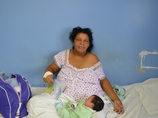 Mulher de 51 anos dá à luz 21º filho em Aracaju e diz que quer mais