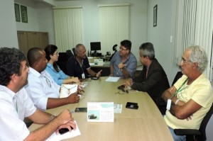 Eduardo Matos discute adequação do Gonzagão com secretário estadual da Cultura  (Foto: Ascom/Sema) 