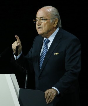 Blatter é reeleito presidente da Fifa após desistência de concorrente