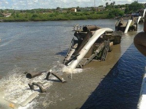 Ponte desaba e rompe tubulação de água em Laranjeiras. Leia mais: https://senoticias.com.br/se/?p=79460 Foto: Divulgação/André Amorim.