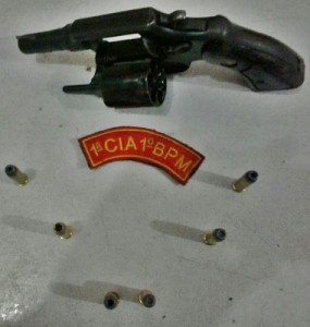 PM retirou de circulação um revólver calibre 38 com seis munições, durante o patrulhamento ostensivo do bairro Rosa Elze. (Foto: PM/SE)