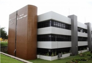 TCE notifica Prefeitura de Aracaju. (Foto: Cleverton Ribeiro/TCE)