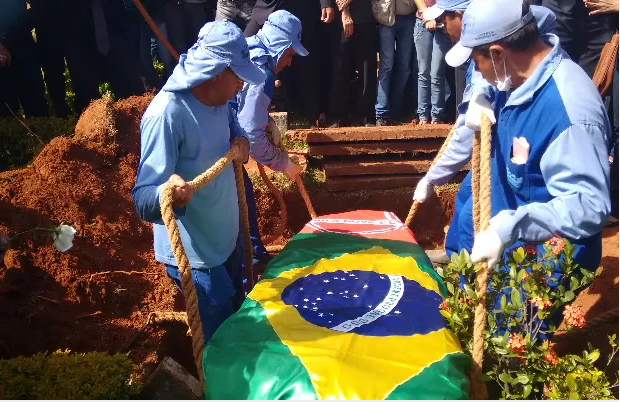 Sob forte emoção, corpo do cantor Cristiano Araújo é enterrado em Goiânia