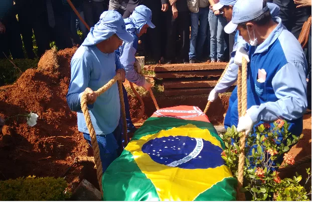 Corpo de Cristiano Araújo é enterrado sob forte emoção 