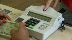 A biometria confere segurança e agilidade ao processo eleitoral. (Foto: Reprodução / TV Globo)  