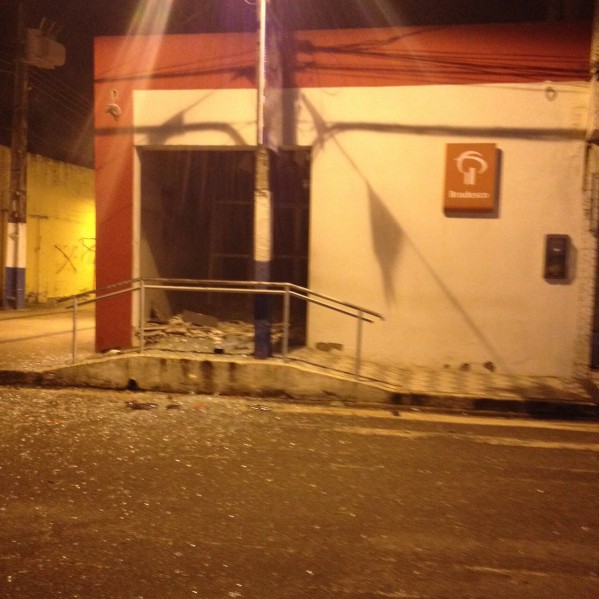 Caixa d'água estoura e muro atinge feirantes no São Conrado