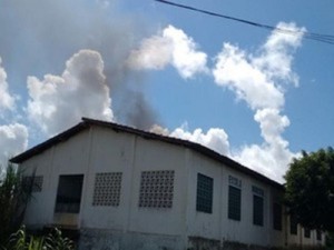 Fumaça em telhado de escola foi motivo de alerta (Foto: Danilo Carvalho/VC na TV Sergipe)