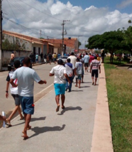 No momento do tiroteio, populares assustados (Foto: Vagner Teixeira) 