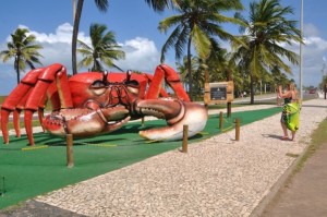 Caranguejo gigante atrai turistas que visitam Aracaju (Foto: Jorge Reis/Ascom Seinfra) 