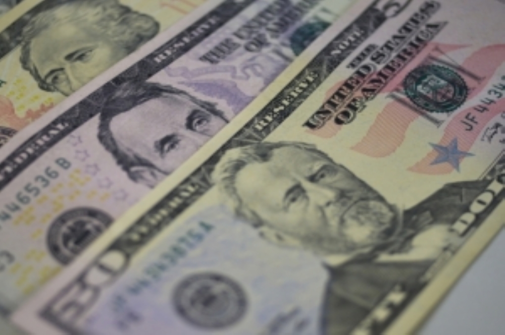 Dólar abre com alta de 0,11%, cotado a R$ 3,470