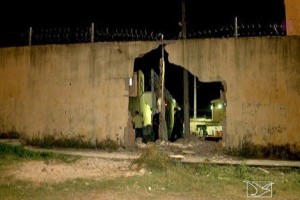 De acordo com informações passadas ao Portal SENotícias, eles escaparam por volta das 21h30, quando estouraram o muro do presídio.