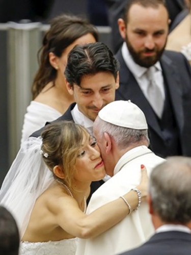 Papa simplifica procedimentos para anulação de casamentos