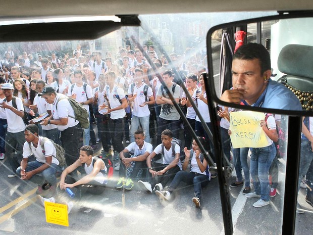 Alunos protestam contra falta de limpeza em escola e fecham vias