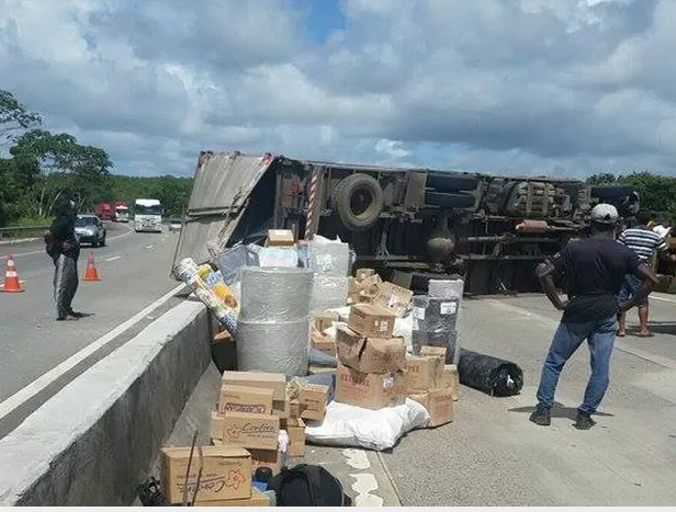 Barco naufraga em Alagoas e corpo de pescador é encontrado em Sergipe