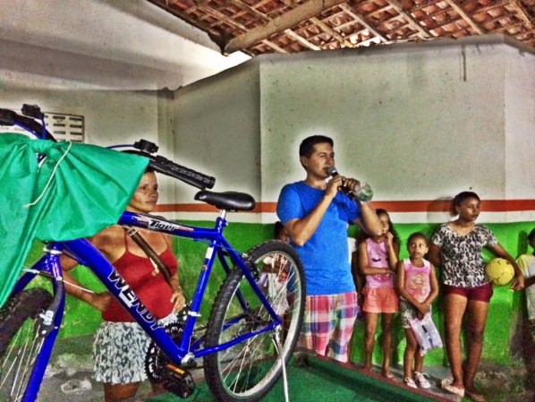  Cerca de mil brinquedos, além de milhares de doces, pipocas, cachorros quentes, algodão doce, muito refrigerante foram distribuídos, fazendo a alegria de toda a criançada.(Foto: arquivo pessoal)