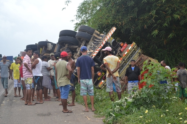   Passageiro de micro-ônibus morre e outros oito ficam feridos após acidente na BR-101