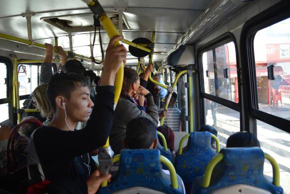 Caminhão que transportava verduras tomba na BR-101, em Laranjeiras