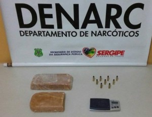 2kg de crack em forma de tabletes, balança de prisão, além de munições de calibre 38.. (Foto: SSP/SE)
