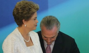 Presidente Dilma Rousseff ao lado do vice Michel Temer durante anúncio de novos ministros na reforma administrativa do Governo Federal, no Palácio do Planalto - André Coelho / Agência O Globo