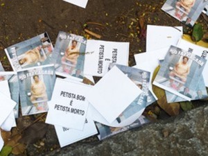 Panfletos são jogados em frente ao velório (Foto: Flávia Cristini/G1)