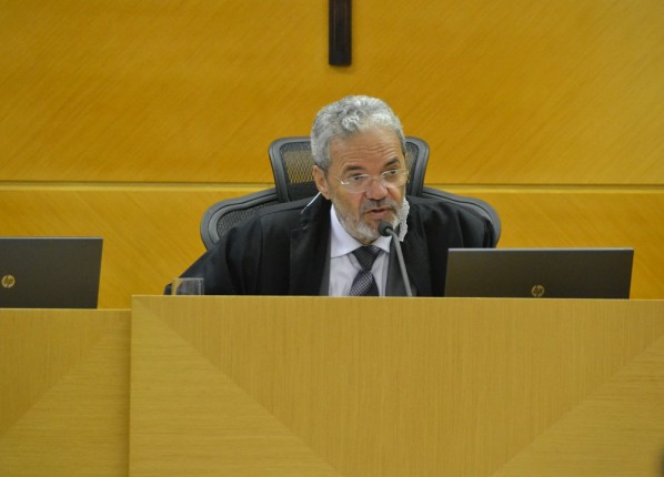 Relatório foi apresentado pelo conselheiro-presidente Clóvis Barbosa. (Foto: Marcela Garcia/TCE)