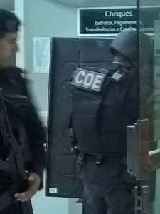 Policiais especializados foram acionados para a retirada dos explosivos (Foto: PM/Divulgação)