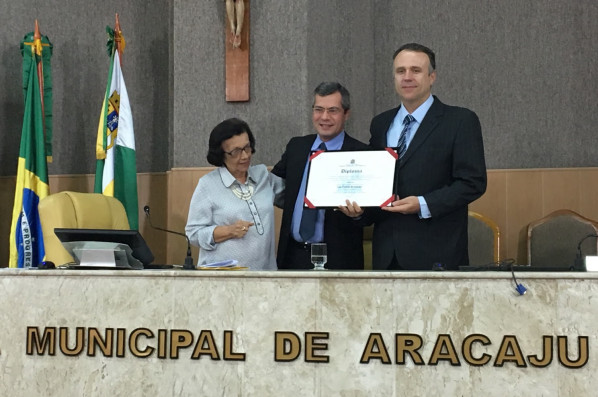    Regente Ion Bressan recebe título de Cidadão Aracajuano por iniciativa de Iran Barbosa