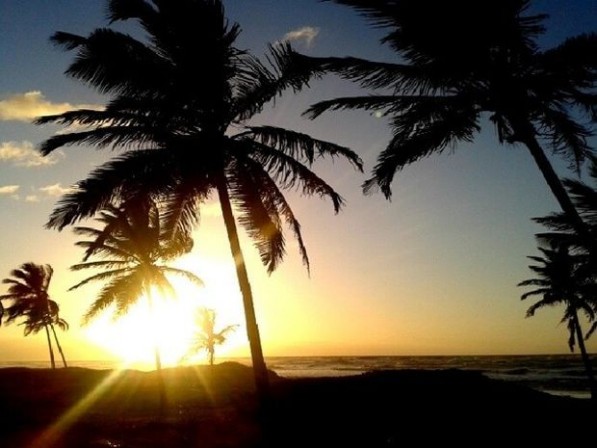 Praia da Aruana sob o pôr do sol em Aracaju (Foto: Marina Fontenele/G1) 