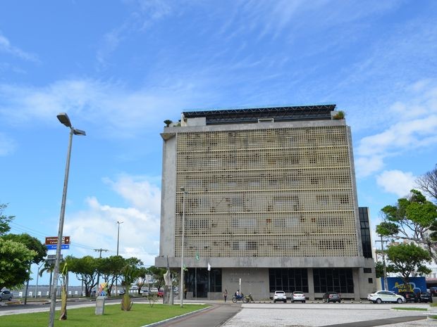 Assaltante morre em troca de tiros com a polícia, após fazer arrastões no Ponto Banese e Casa Lotérica 