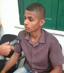 Homens invadem escola e roubam arma de guarda municipal