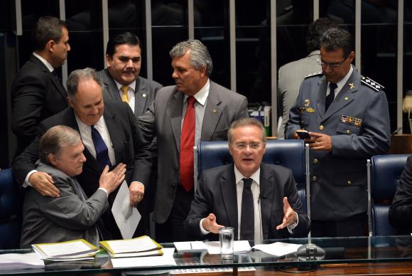Ministro Marco Aurélio afasta Renan Calheiros da presidência do Senado