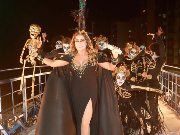 Briga interrompe desfile de Daniela Mercury no carnaval de Salvador