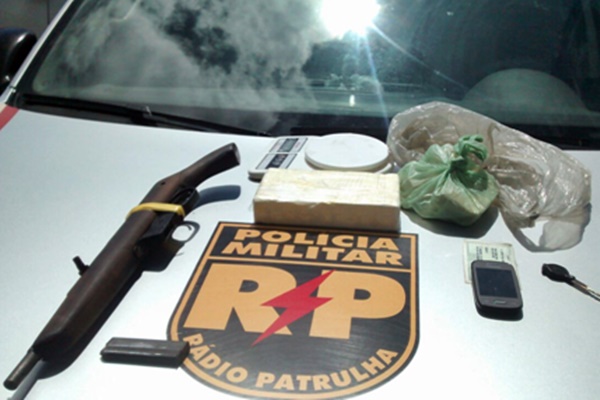Polícia Militar apreende drogas, arma e moto roubada no Rosa Elze