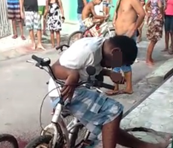 Homem é assassinado em cima da bicicleta em Aracaju