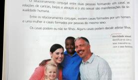 Livro de ciências para alunos do 5º ano está no centro da polêmica com vereadores sobre ensino de questões de gênero e sexualidade na rede municipal do RecifeSumaia Vilela / Agência Brasil