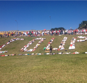 Manifestantes se deitam e formam a palavra “golpe” no gramado do Congresso