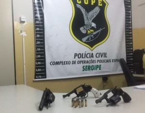 Três revólveres e três armas longas foram apreendidas. Ainda não há informação se os suspeitos tinham antecedentes criminais.. (Foto: SSP/SE)