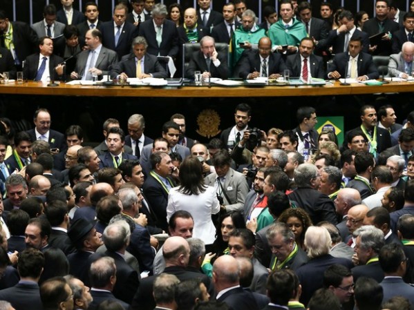 Eduardo Cunha entrega o impeachment e pode receber 'anistia' em troca