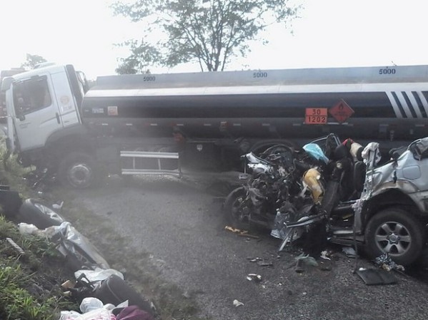Em Pernambuco, acidente entre caminhonete de luxo e caminhão-tanque deixa oito mortos