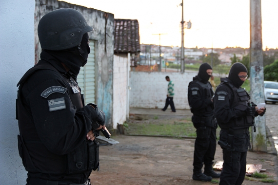 Dois suspeitos de realizar assaltos usando uma motocicleta morrem em confronto com policiais, em Aracaju