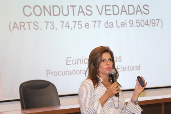 Eunice Dantas faz palestra no TCE/SE e alerta gestores para vedações em ano eleitoral
