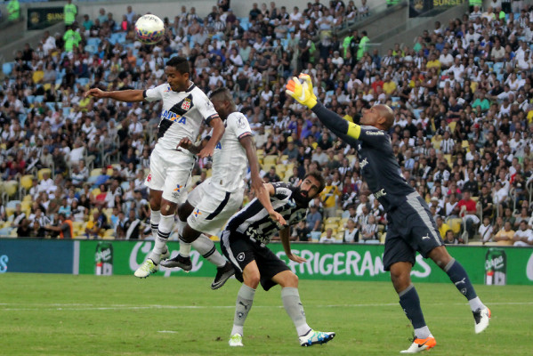 Vasco vence no Maracanã e larga na frente do Botafogo na decisão do Carioca