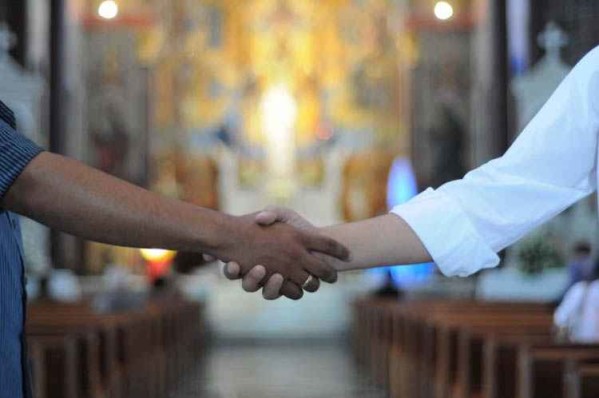 Igreja suspende cumprimentos entre fiéis durante missa por medo da H1N1
