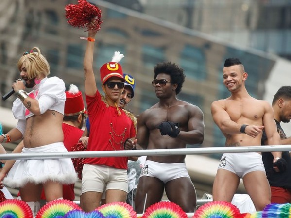 Com 17 trios elétricos, Parada Gay reúne multidão em São Paulo