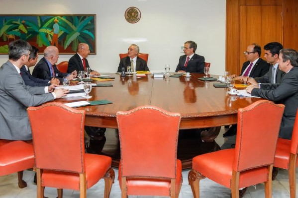 Senadores sergipanos entregam documento à Presidente Temer com as prioridades do Estado