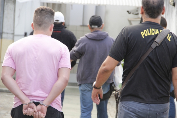  Casal é preso pela CPTran com pistola e munições de uso restrito, na Treze de Julho