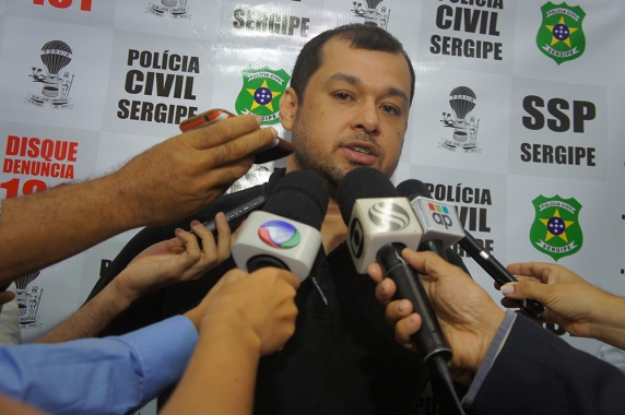Polícia prende dupla suspeita de realizar assaltos no comércio de Simão Dias