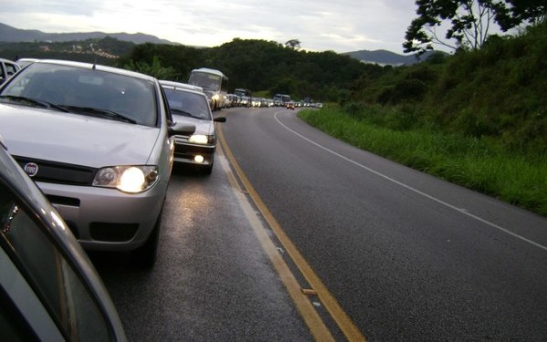 Uso do farol baixo durante o dia será obrigatório em rodovias a partir de sexta