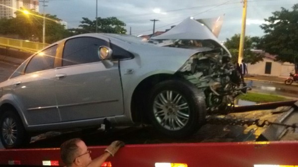 Condutor de veículo morre após bater em poste na cabeceira de viaduto, em Aracaju